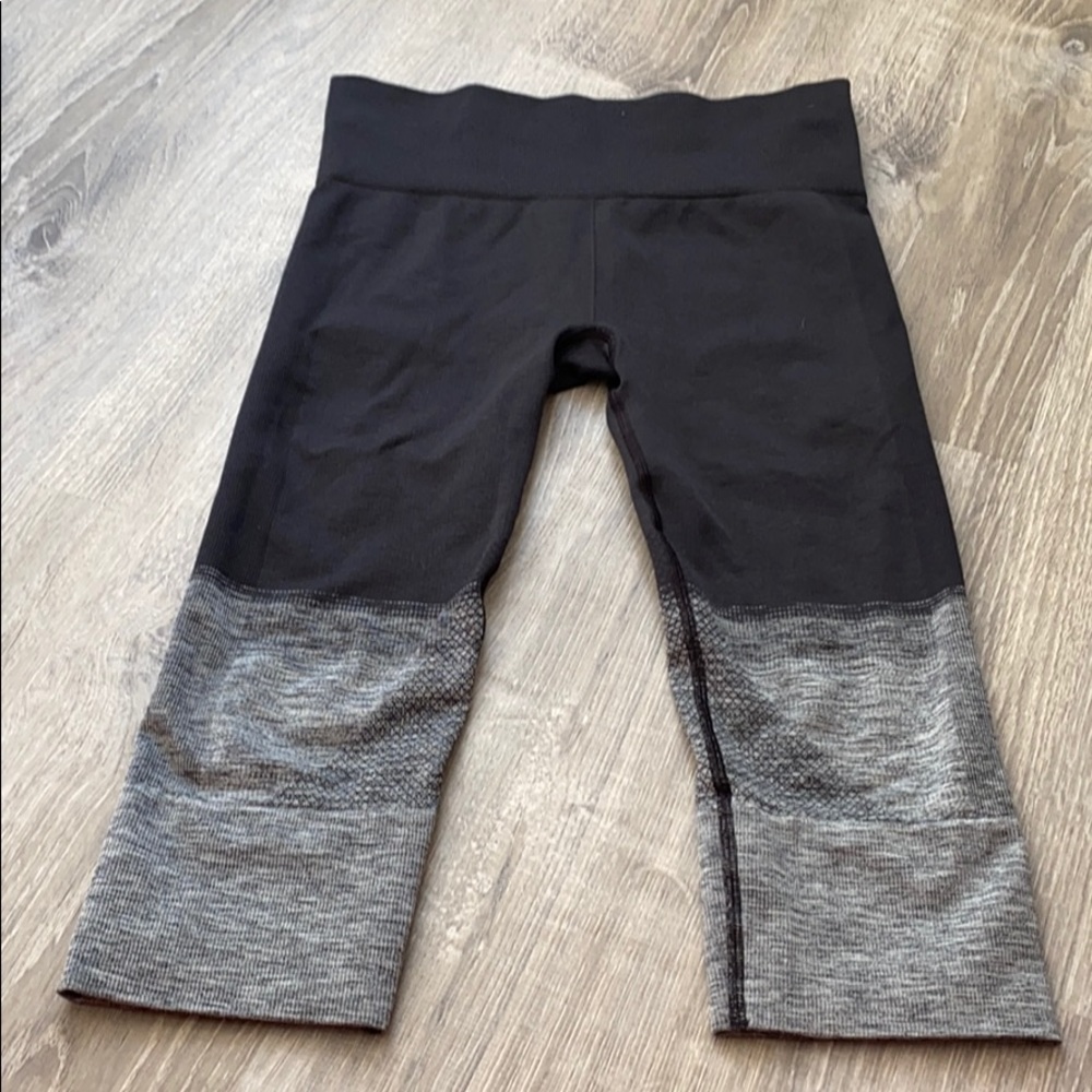black and grey lululemon cropped leggings